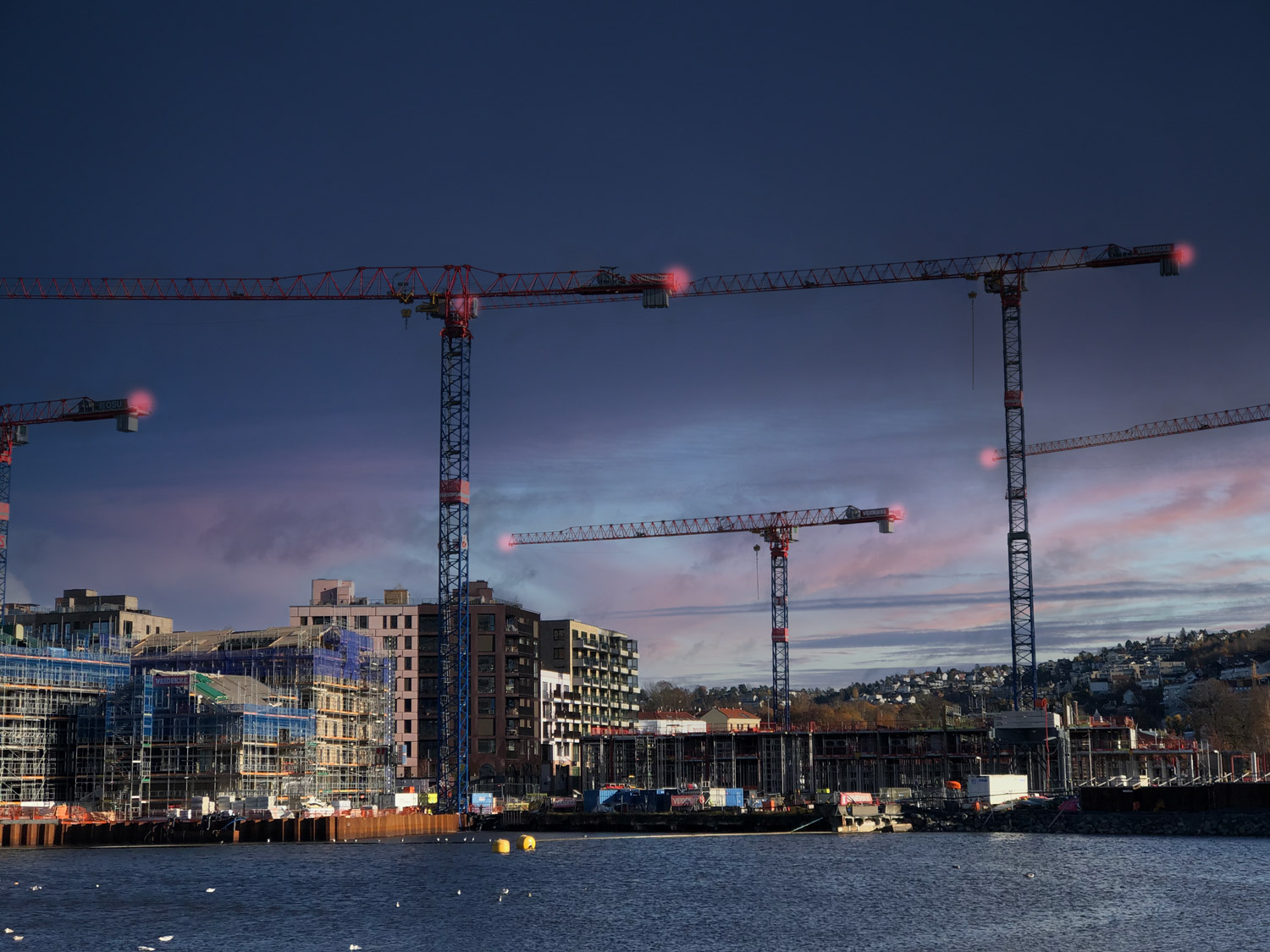 Photoshoppet bilde av Bjørvika, Oslo. Fem kraner mot en mørk himmel hvor kranene har røde lys på endene av bommen.